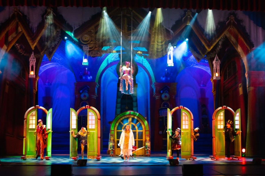 performers at cirque dreams holidaze