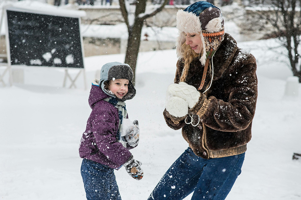 mom and child playing in the snow