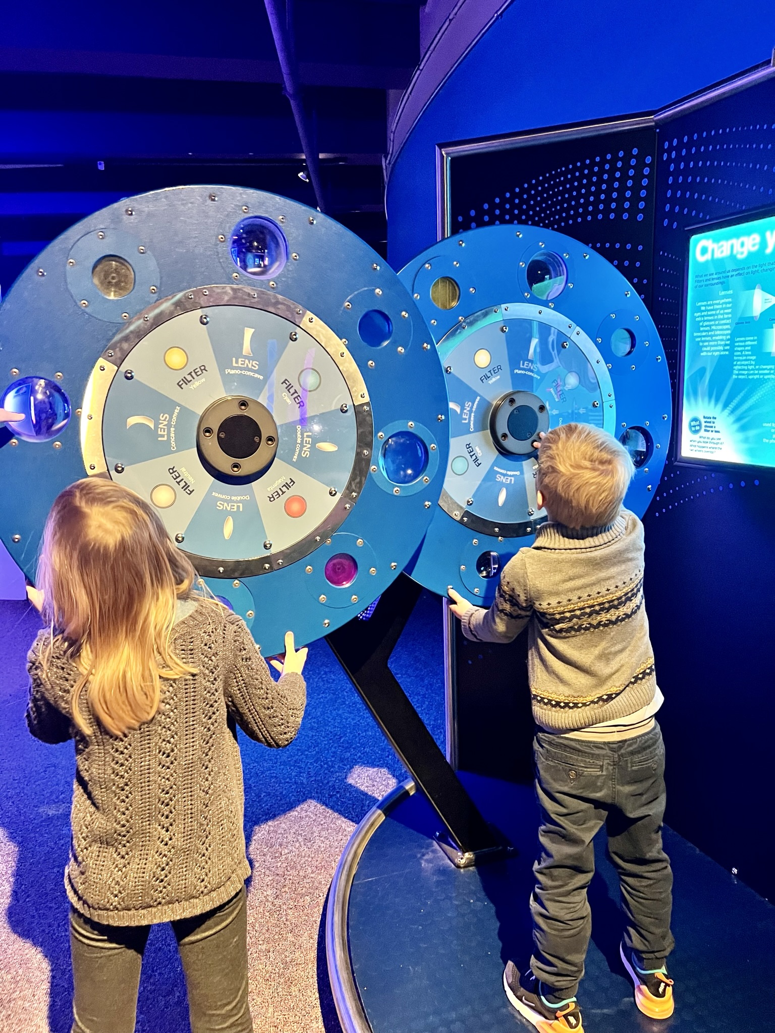 Kids learning about light at Science Museum of Virginia