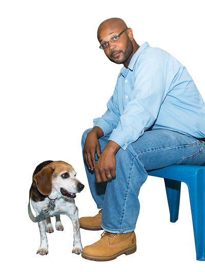 Bruce Diggs recently worked with Ernie (a beagle with some trust issues) at Lunenberg Correctional Center. The dogs in the Pen Pals program sleep in crates in the offenders’ cells to get hands-on training and companionship around the clock.